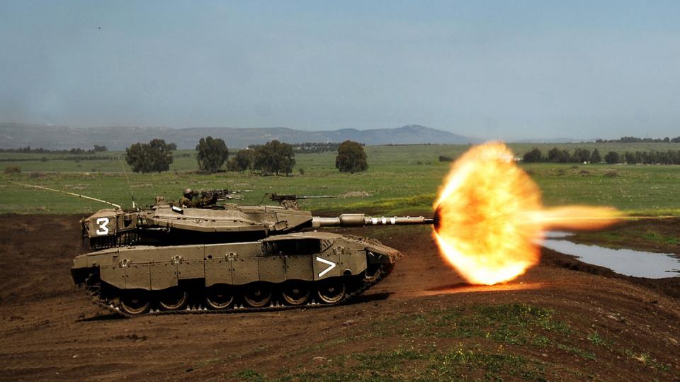 proslulý izraelský tank Merkava při střelbě